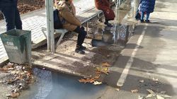 На ул.Абдыкадырова арычная вода топит остановку, - житель Оша (фото)