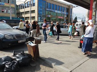 Остановка возле Ошского рынка по ул.Бейшеналиевой превратилась в парковку (фото)