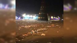 Фото — Центр Оша завален мусором после новогодней ночи