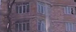 Видео – В Бишкеке на Абдрахманова-Токомбаева из окна строящегося дома выбрасывают строительный мусор
