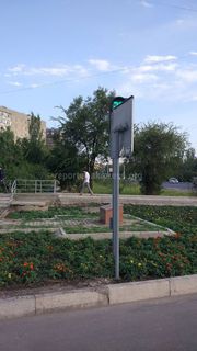 На перекрестке Жукеева-Пудовкина - Южная магистраль из-за дорожного знака не видно светофора (фото)