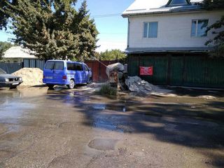 По улице Усенбаева с весны не высыхает вода, откуда она вытекает непонятно, - бишкекчанин (фото)