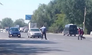 В Сокулуке сотрудник патрульной милиции помогал пешеходам переходить дорогу <i>(видео)</i>