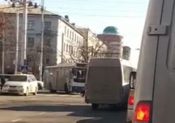В Бишкеке на Ч.Айтматова и Ахунбаева маршрутка №148 выехала на встречную полосу, - очевидец (видео)