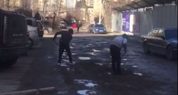 В Бишкеке на улице Орозбекова жильцы дома чинят дорогу сами (видео)