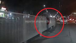 На Дэн Сяопина-Фучика пешеходы переходят через дыры в разделительных решетках