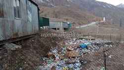 Возле поста «Кара-Куль» на трассе Бишкек-Ош позади кафешек разбросан мусор (фото)