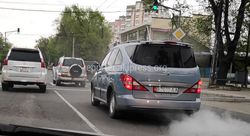 На улицах Бишкеке автомобиль «Ссан Йон» сильно дымит закрывая обзор дороги (видео)