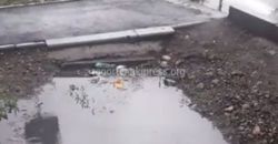 На Баялинова - Тельмана из-за забитых арыков дождевая вода топит частный дом (видео)
