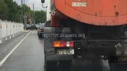 В Бишкеке машина МП «Тазалык» ехала с оборванным госномером (фото)