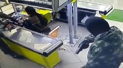 На камеру видеонаблюдения попало вооруженное ограбление магазина