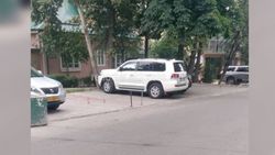 Парковка на улице Раззакова огорожена с двух сторон дороги. Законно ли?