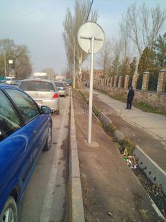 Дорожный знак на пересечении улиц Фучика и Рыскулова установлен неправильно, - читатель