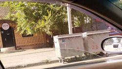 На улице Фрунзе №404 мусорные баки выкатили на проезжую часть дороги (фото)