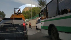 Под мостом на ул.Абдрахманова оборвался трос, держащий троллейбусные линии. Видео