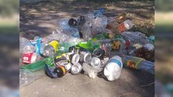 В селе Беловодское стадион находится в запущенном состоянии, повсюду мусор (фото)