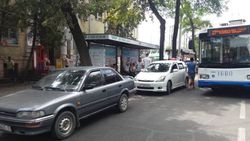 На Чуй - Абдрахманова на остановке около ЦУМа постоянно стоят таксисты и мешают общественному транспорту (фото)