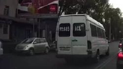 На Чуй - Калыка Акиева водитель маршрутки №143 выехал на встречную полосу подвергая опасности пассажиров (видео)