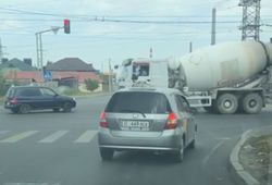 В Бишкеке водитель «Хонды» выехал за стоп-линию на красный свет светофора (видео)