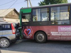 В жилмассиве Ала-Тоо столкнулись «Мерседес», «Хонда» и автобус №42 <i>(фото)</i>