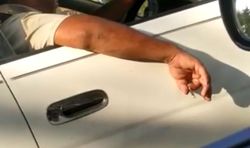 На Ч. Айтматова - Ахунбаева водитель «Тойоты» выбросил окурок из окна авто (видео)