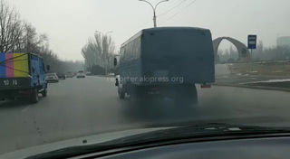 Не наносит ли вред атмосфере Бишкека черный дым машины? - житель (видео)