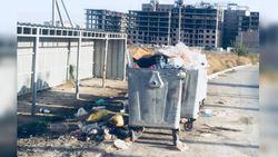 В жилмассиве Кок-Жар на Молдокулова - Сайма-Таш мусорные баки стоят на проезжей части дороги (фото)
