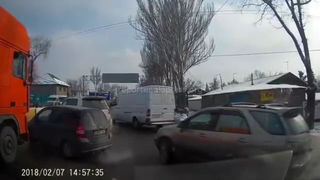 В Бишкеке Honda Fit, попав в «мертвую зону» фуры, стала причиной аварии <i>(видео)</i>