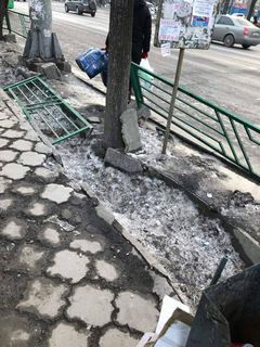 Читатель просит починить упавшее барьерное ограждение на Абдрахманова-Московской (фото)