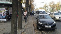 На Московская-Абдрахманова «Тойоту» припарковали прямо на остановке