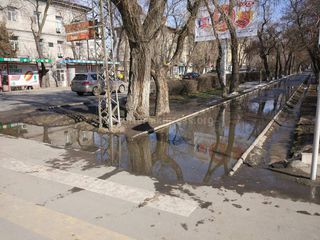 На тротуаре на Московской-Коенкозова образовались лужи (фото)