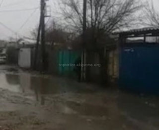 Из-за отстуствия тротуара на ул.Игембердиева пешеходы вынуждены выходить на дорогу, которую затопило водой (видео)