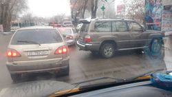 На Ибраимова-Жумабека припаркованный «Лексус» мешает дорожному движению