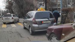 На Фрунзе-Гоголя на проезжей части дороги постоянно паркуются водители <i>(фото)</i>