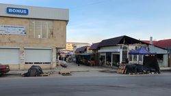 На ул. Безымянной в Бишкеке торгуют на тротуаре. Фото