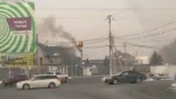 На ул.Кайыкова в Бишкеке из трубы здания идет густой, черный дым. Видео