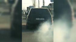 В Бишкеке сильно дымит «Мерседес». Видео