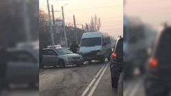 На улице Ахунбаева столкнулись «Спринтер» и легковушка <i>(фото, видео)</i>
