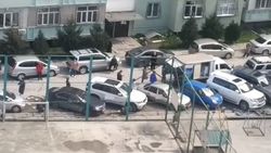 В мкр Улан-2 жители стоят в очереди за ряженкой, соблюдая дистанцию. Видео
