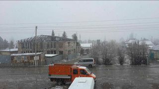 В селе Кызыл-Суу Иссык-Кульской области пошел снег (фото, видео)