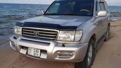 Водитель на Toyota Land Cruiser заехал на пляж Иссык-Куля. Фото