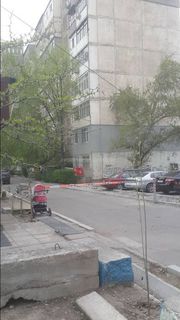 Законно ли установлен шлагбаум во дворе дома в 6 микрорайоне Бишкека?