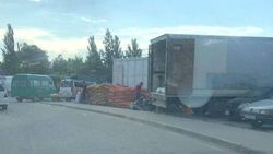 Продавцы рынка «Дыйкан» вышли уже на дорогу, - очевидец. Фото
