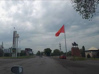 Видео, фото – У въезда в город Кара-Балта установили флагшток