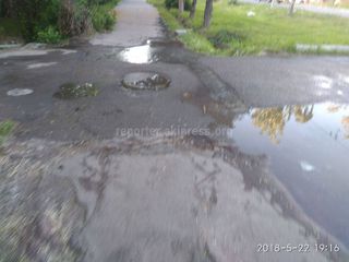 На ул.Каралаева в Бишкеке забилась арычная сеть и вода течет по асфальту (фото)