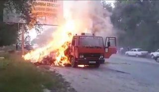 Видео — В Киргшелке сгорела грузовая машина с тюками сена