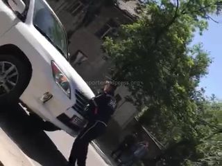 Видео — В Бишкеке «Лексус 570» наехал на инспектора УОБДД