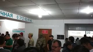 Видео — Операция ГСБЭП по задержанию сотрудника МВД в Департаменте регистрации транспорта