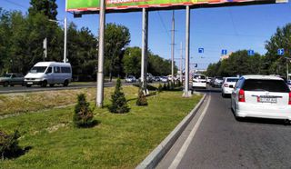 Бишкекчанин: Рекламные щиты на Байтик Баатыра-Токомбаева мешают обзору дороги (фото)