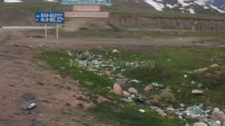Участок перед въездом в перевал Ала-Бель утопает в мусоре (видео)